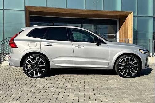 2023 Volvo XC60 B6 AWD Ultimate Dark