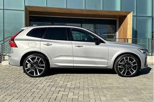 2023 Volvo XC60 B6 AWD Ultimate Dark