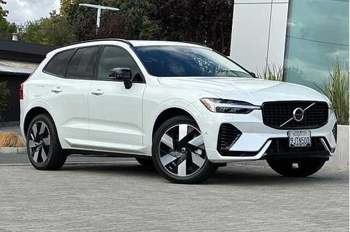 Crystal White 2024 Volvo XC60 Plus