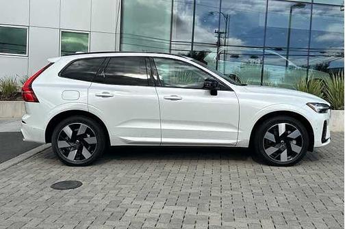 Crystal White 2024 Volvo XC60 Plus