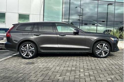 2025 Volvo V60 Cross Country Plus