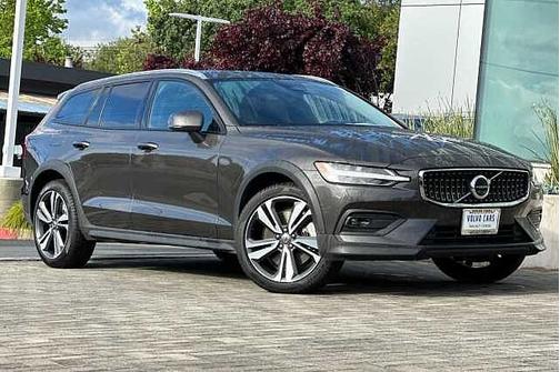 2025 Volvo V60 Cross Country Plus