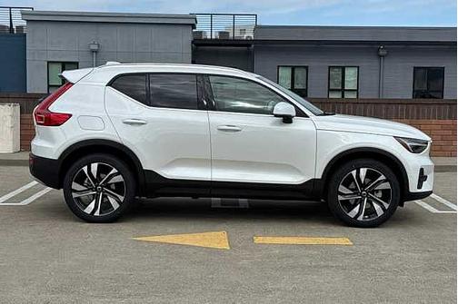 2025 Volvo XC40 Plus