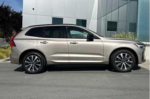 Bright Dusk 2023 Volvo XC60 Plus
