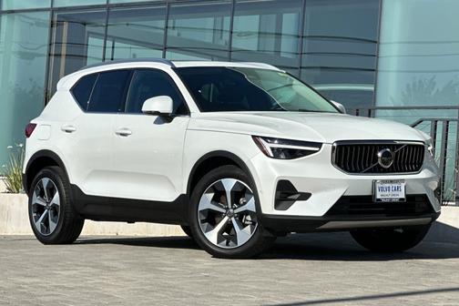 2025 Volvo XC40 B5 Plus Bright Theme