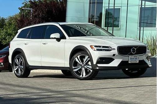 2025 Volvo V60 Cross Country Plus