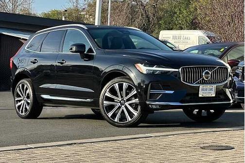 2023 Volvo XC60 B5 FWD Ultimate Bright
