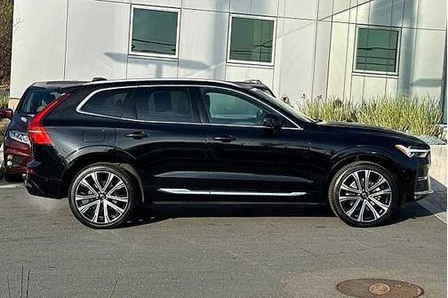 2023 Volvo XC60 B5 FWD Ultimate Bright