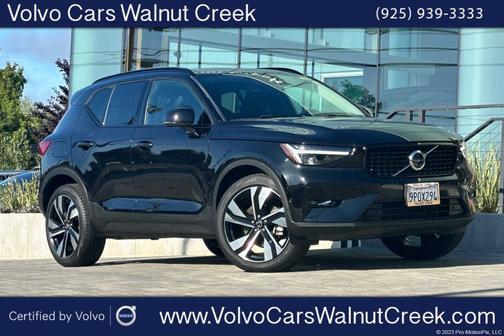 2025 Volvo XC40 B5 Plus Dark Theme