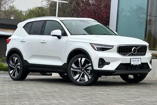 2025 Volvo XC40 B5 Ultra Bright Theme