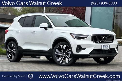2025 Volvo XC40 B5 Ultra Bright Theme