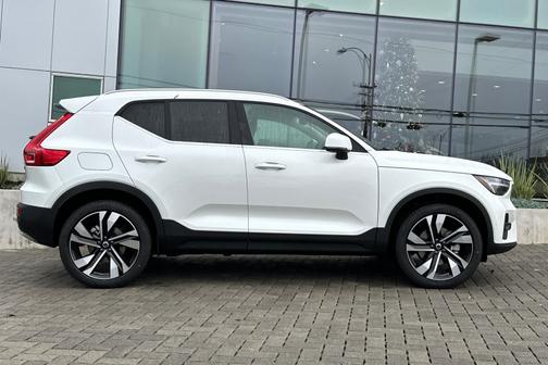 2025 Volvo XC40 B5 Ultra Bright Theme