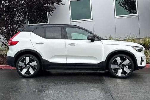 Crystal White 2023 Volvo XC40 Ultimate