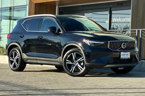 2025 Volvo XC40 B5 Core Bright Theme