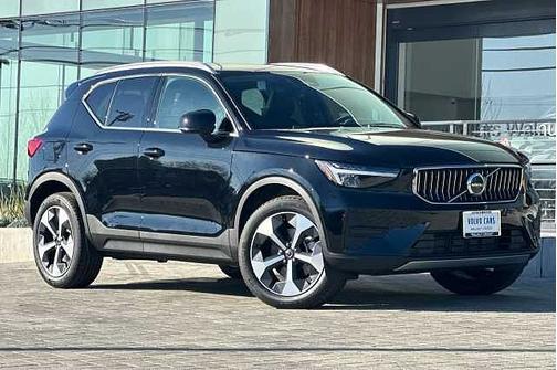 2025 Volvo XC40 Core
