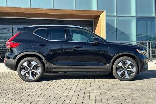 2025 Volvo XC40 Core