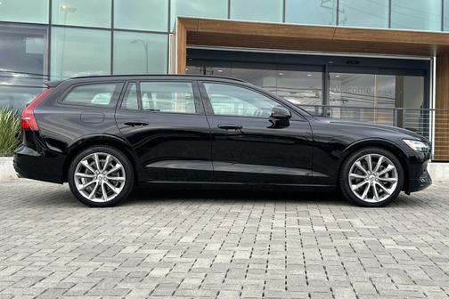 2021 Volvo V60 T5 Momentum