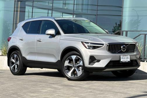 2023 Volvo XC40 B5 AWD Plus Bright