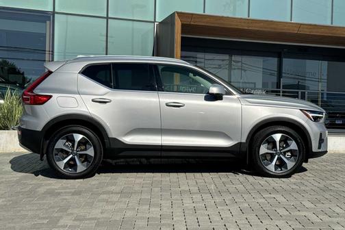 2023 Volvo XC40 B5 AWD Plus Bright