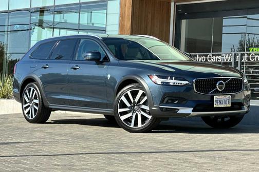2021 Volvo V90 Cross Country T6