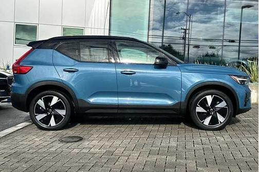 Fjord Blue 2024 Volvo XC40 Core
