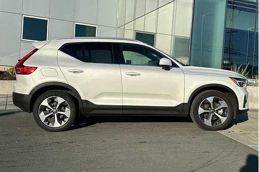 2025 Volvo XC40 Core
