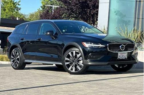 Onyx Black 2024 Volvo V60 Cross Country B5 Ultimate