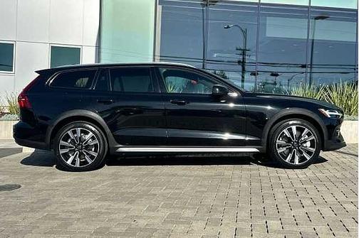 Onyx Black 2024 Volvo V60 Cross Country B5 Ultimate