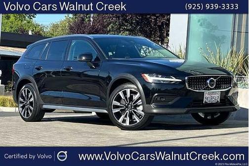 Onyx Black 2024 Volvo V60 Cross Country B5 Ultimate