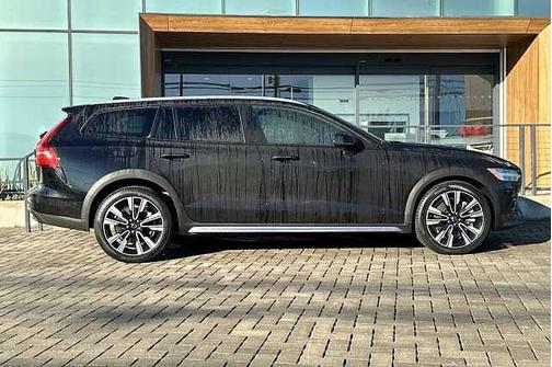 2024 Volvo V60 Cross Country B5 Ultimate