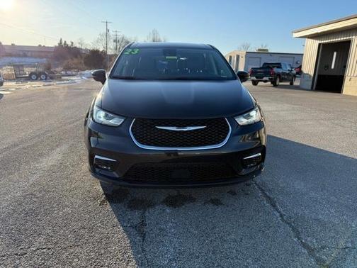 2023 Chrysler Pacifica Touring-L