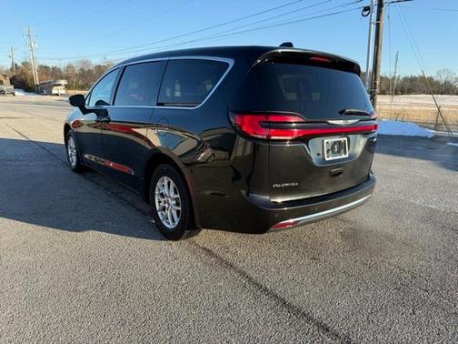 2023 Chrysler Pacifica Touring-L