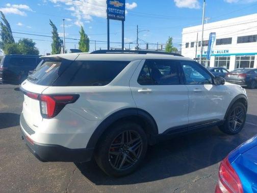 White Metallic 2025 Ford Explorer ST-Line