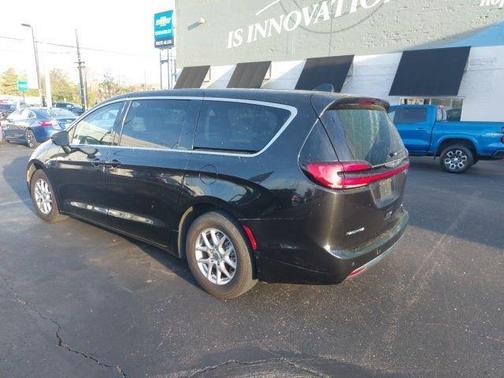 Brilliant Black Crystal Pearlcoat 2023 Chrysler Pacifica Touring-L
