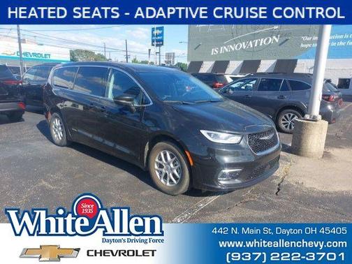 Brilliant Black Crystal Pearlcoat 2023 Chrysler Pacifica Touring-L