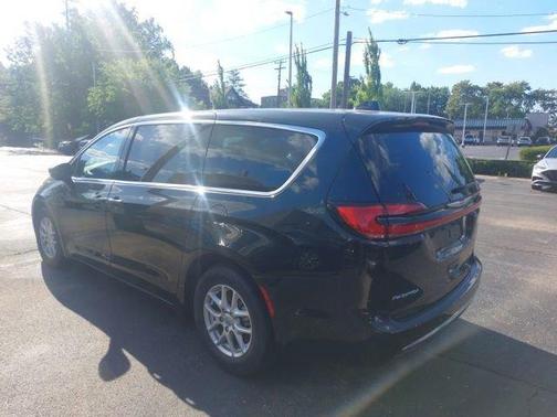Brilliant Black Crystal Pearlcoat 2023 Chrysler Pacifica Touring-L