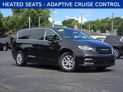 Brilliant Black Crystal Pearlcoat 2023 Chrysler Pacifica Touring-L