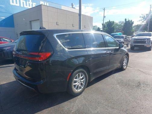 Brilliant Black Crystal Pearlcoat 2023 Chrysler Pacifica Touring-L