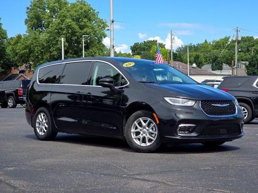 Brilliant Black Crystal Pearlcoat 2023 Chrysler Pacifica Touring-L