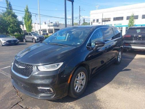 Brilliant Black Crystal Pearlcoat 2023 Chrysler Pacifica Touring-L