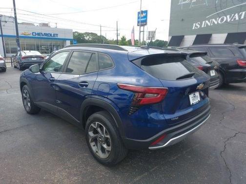 Blue Glow Metallic 2024 Chevrolet Trax LT