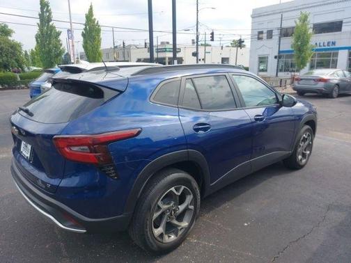 Blue Glow Metallic 2024 Chevrolet Trax LT