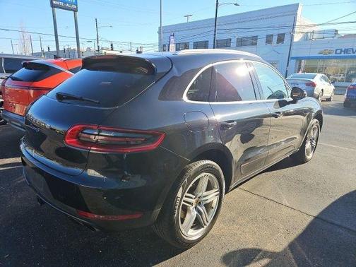 Jet Black Metallic 2015 Porsche Macan S