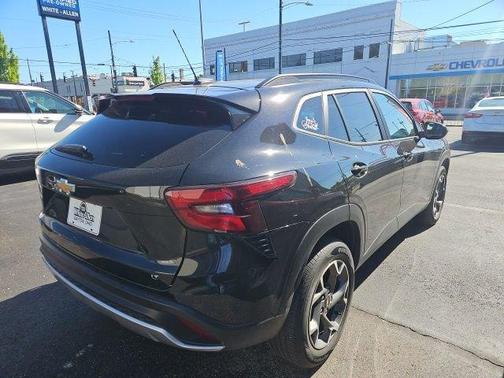 Mosaic Black Metallic 2024 Chevrolet Trax LT