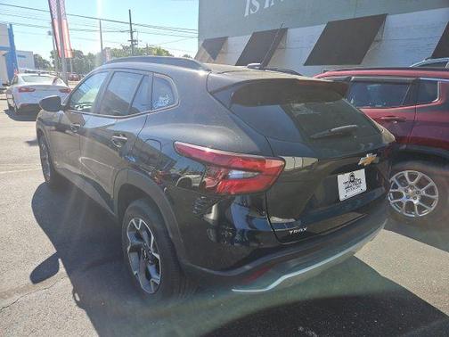 Mosaic Black Metallic 2024 Chevrolet Trax LT