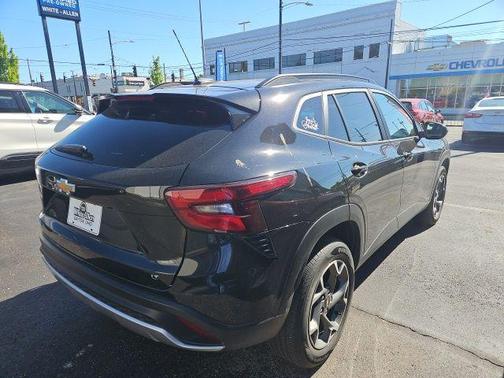 Mosaic Black Metallic 2024 Chevrolet Trax LT