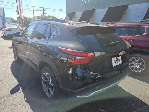 Mosaic Black Metallic 2024 Chevrolet Trax LT