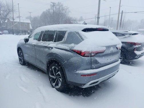 2024 Mitsubishi Outlander SE