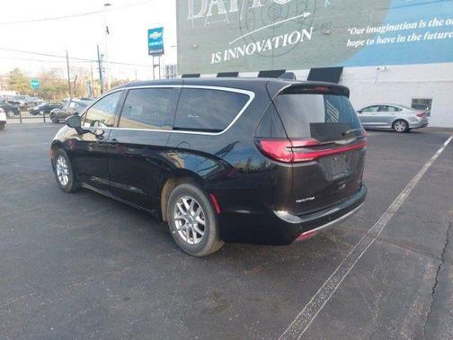 2023 Chrysler Pacifica Touring-L