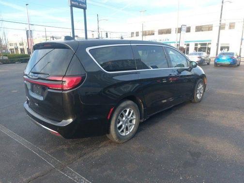 2023 Chrysler Pacifica Touring-L
